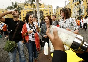 Tourists Enjoy Pisco Sours in Lima (Andina)